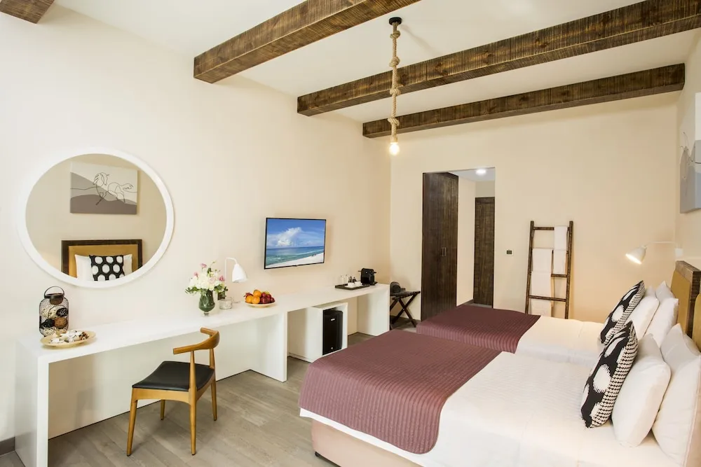 Gallery Üç Kişilik Oda, 2 Büyük (Queen) Boy Yatak