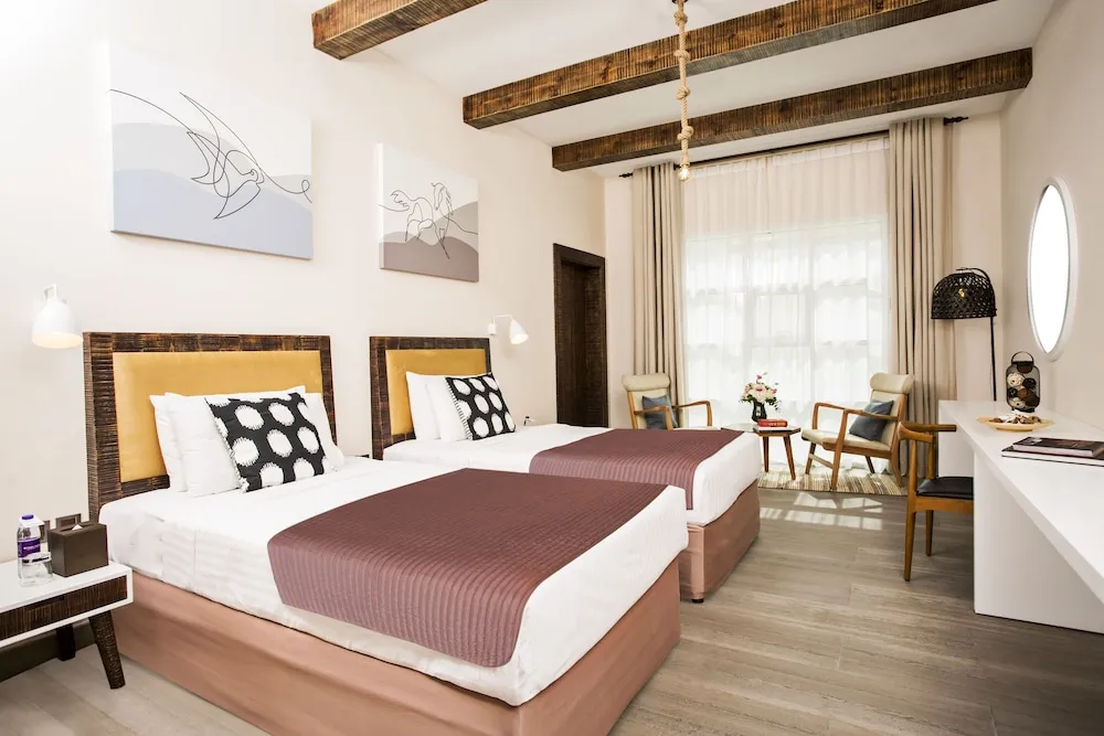 Gallery Üç Kişilik Oda, 2 Büyük (Queen) Boy Yatak