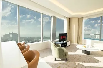 LUX Iconic Views at The Palm Tower 6