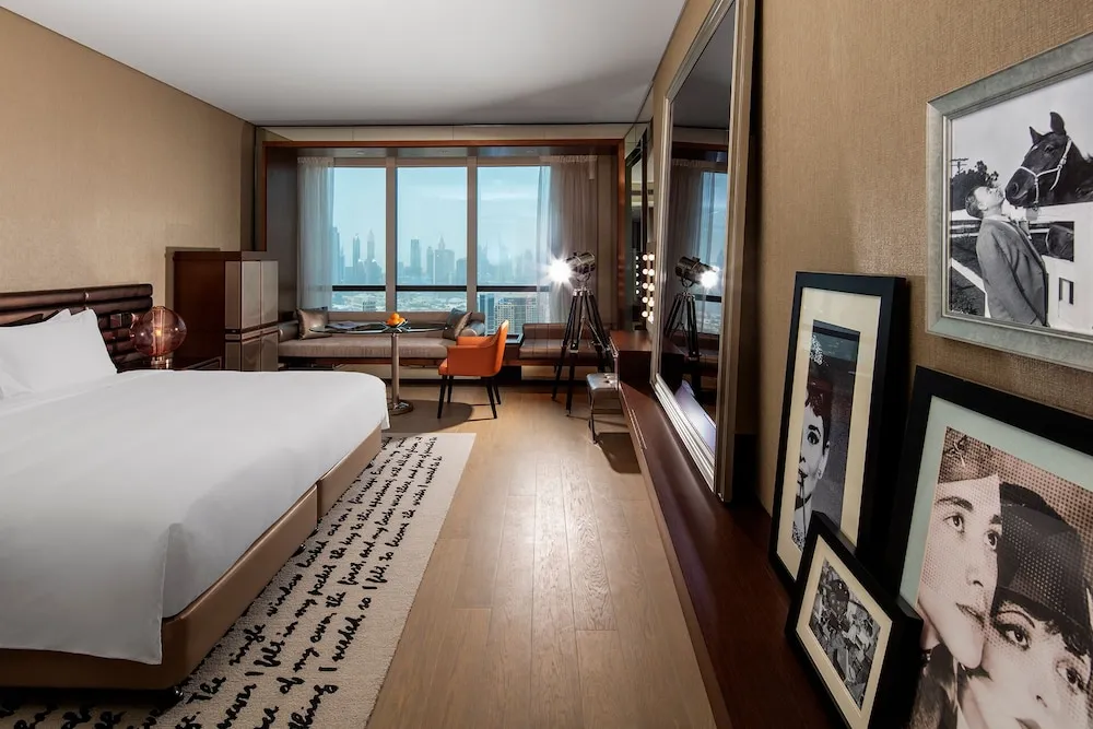 Scene Room City View