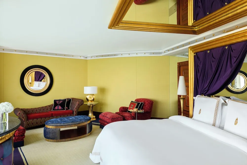 One Bedroom Suite (Duplex Suite - 558 ft²)