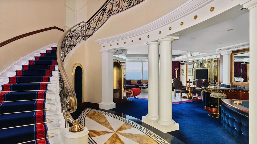 Sky One Bedroom Suite (Duplex Suite - 558 ft²)