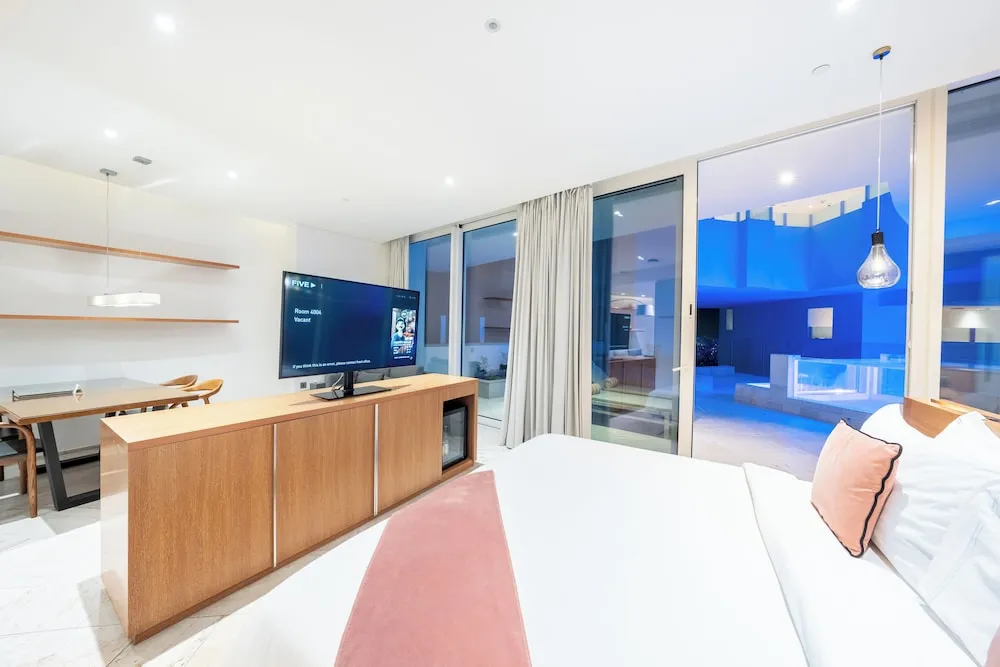 Master Suite w/Pool