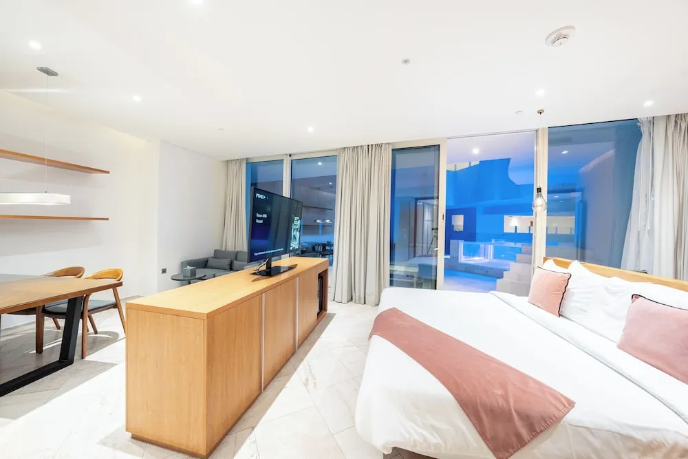 Master Suite w/Pool
