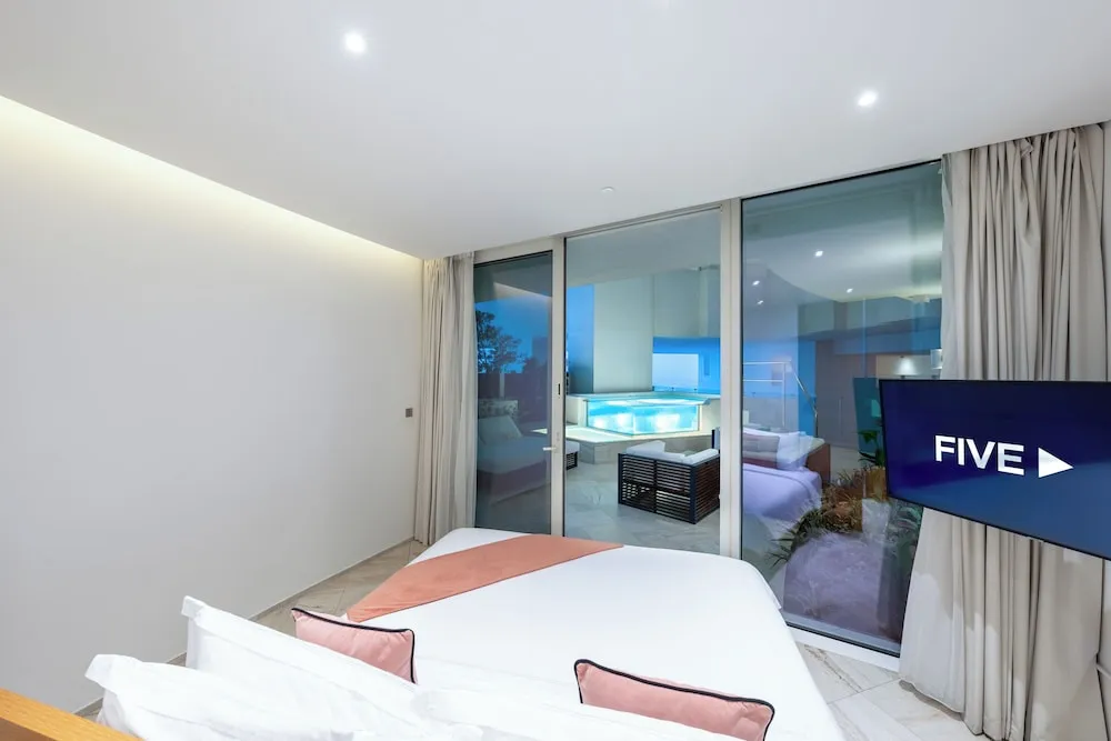 1 BED | Sky Villa w/Pool