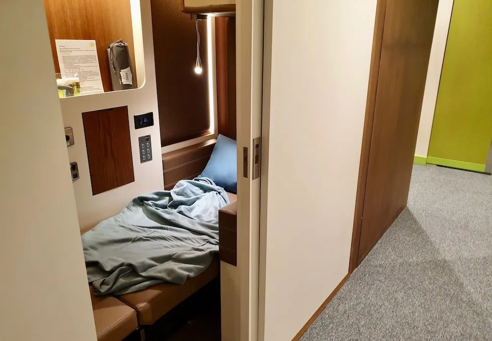 Single FlexiSuite Pod - 8 Hour Night Stay from 23:00-07:00 hrs (11pm-7am)