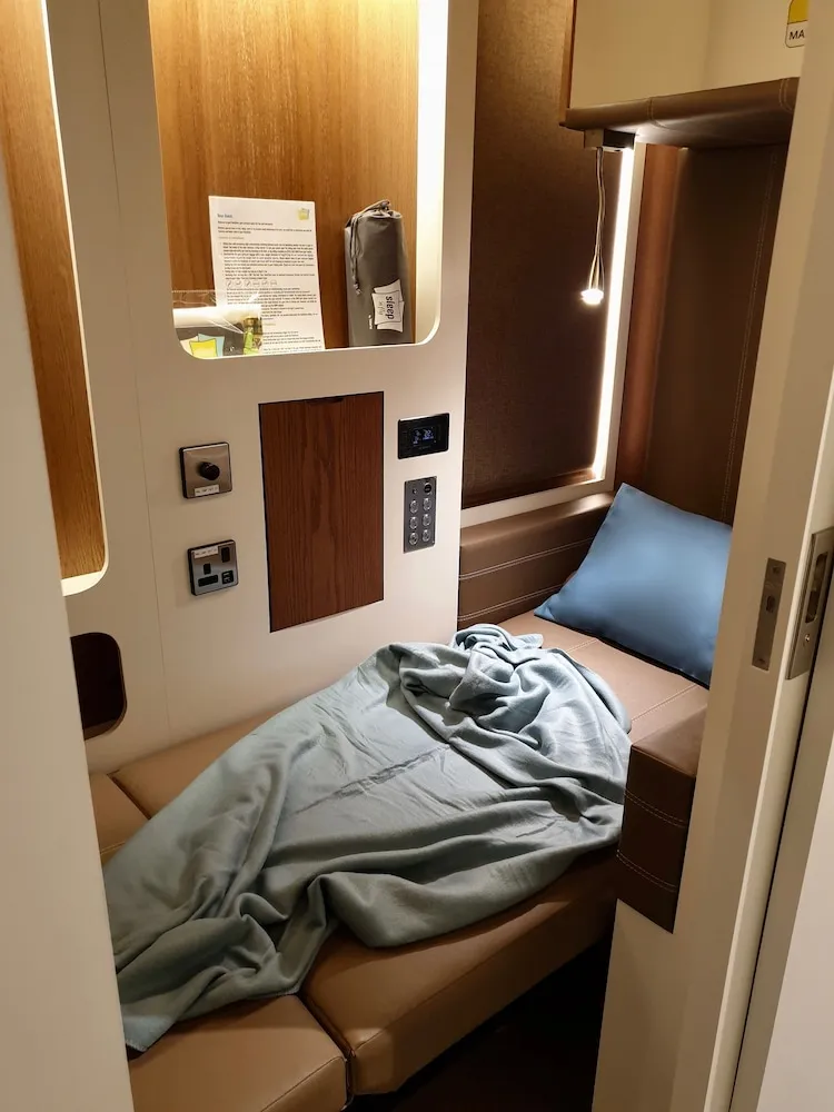 Single FlexiSuite Pod - 8 Hour Night Stay from 23:00-07:00 hrs (11pm-7am)