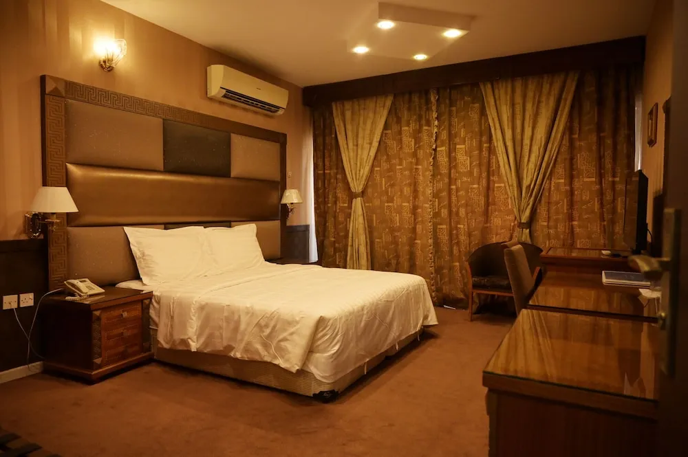 Basic Tek Büyük veya İki Ayrı Yataklı Oda