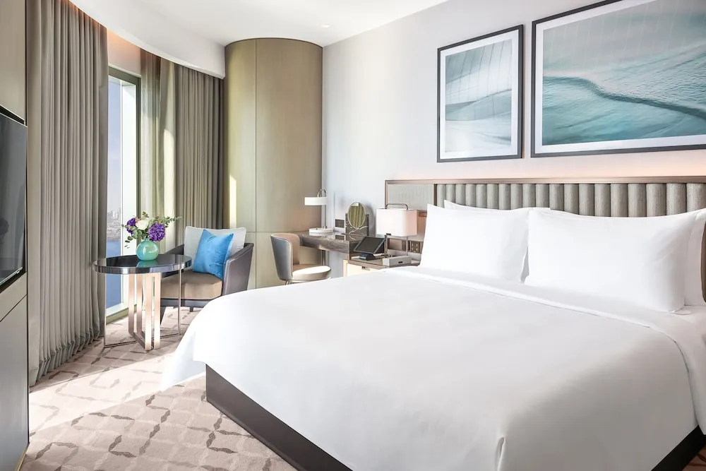 Club Room, 1 King Bed (Creek View) - Complimentary Lagoon Access