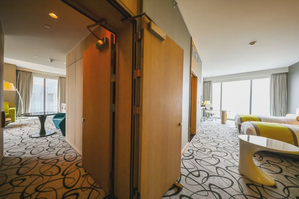 TWO BEDROOM DOWNTOWN SUITE, 1 Double bed and 2 Single beds, Airport Transfer included