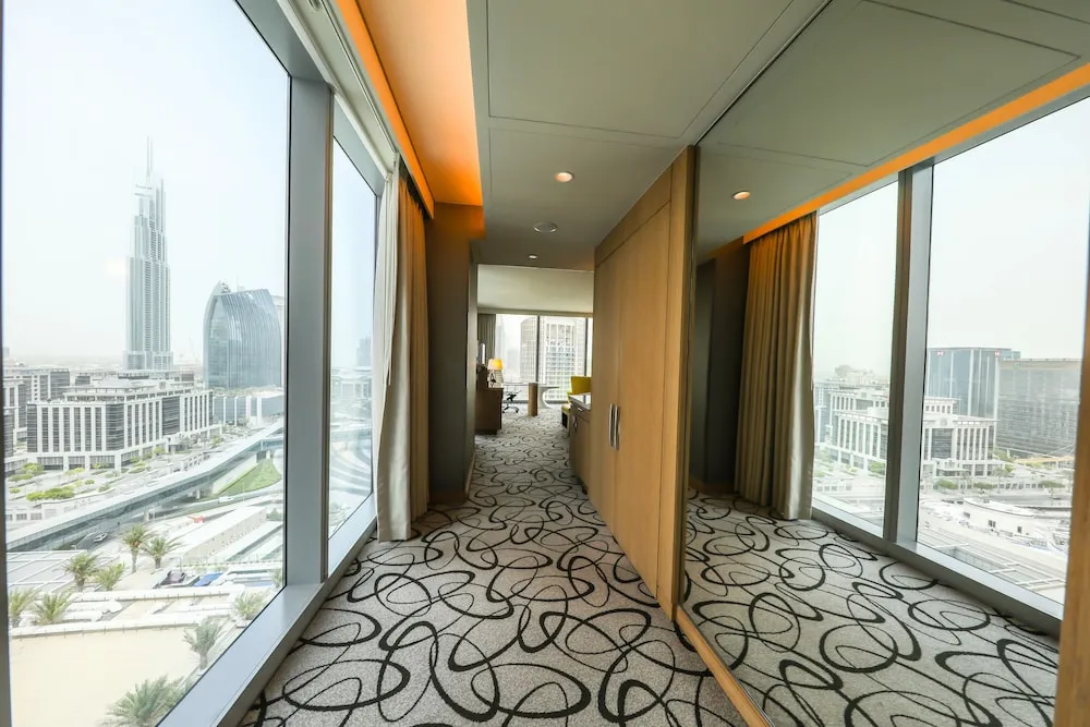 TWO BEDROOM DOWNTOWN SUITE, 1 Double bed and 2 Single beds, Airport Transfer included