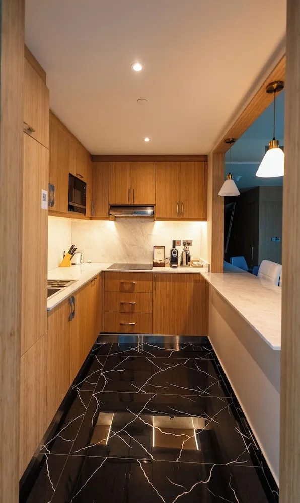TWO BEDROOM DOWNTOWN SUITE, 1 Double bed and 2 Single beds, Airport Transfer included