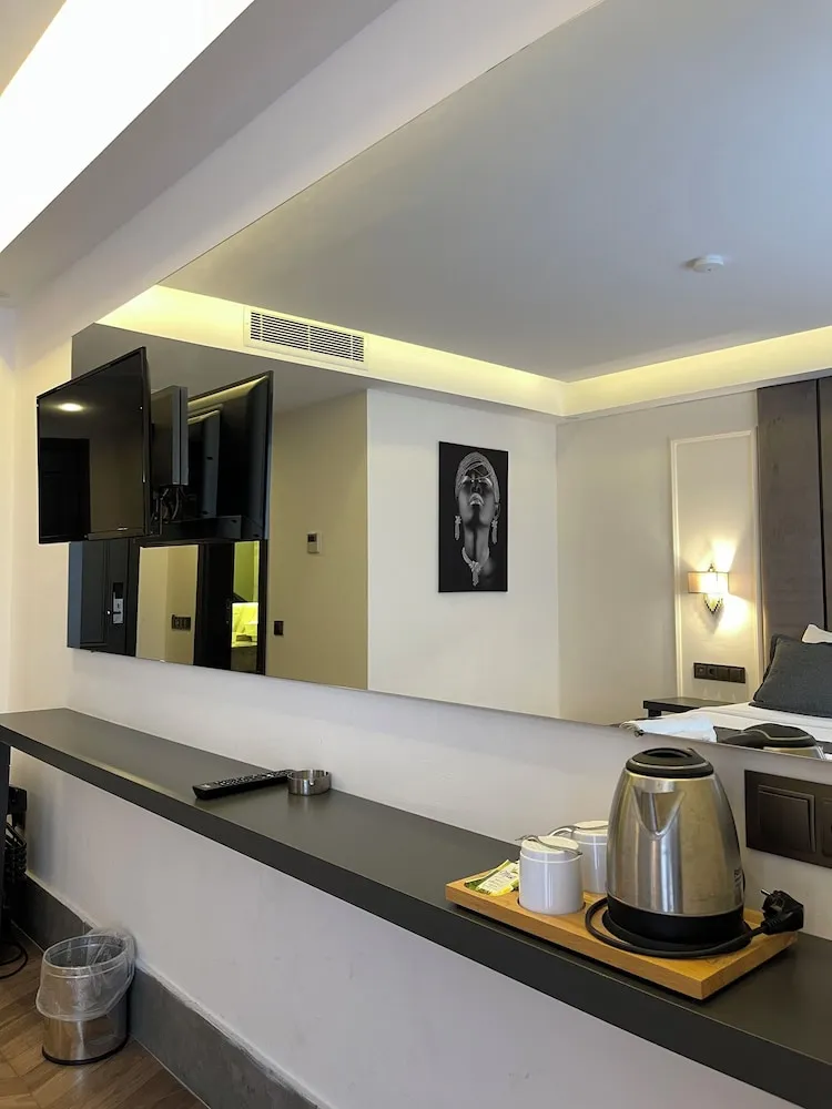 104 Kara manzarali Standart oda