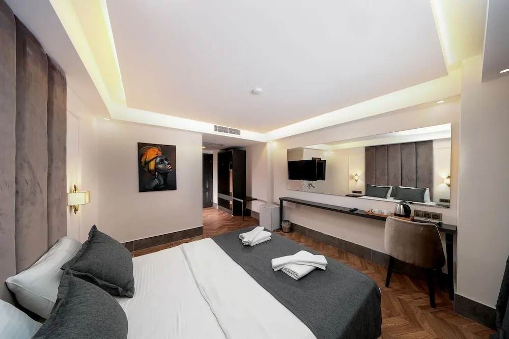 302 Kismi deniz manzarali standart oda