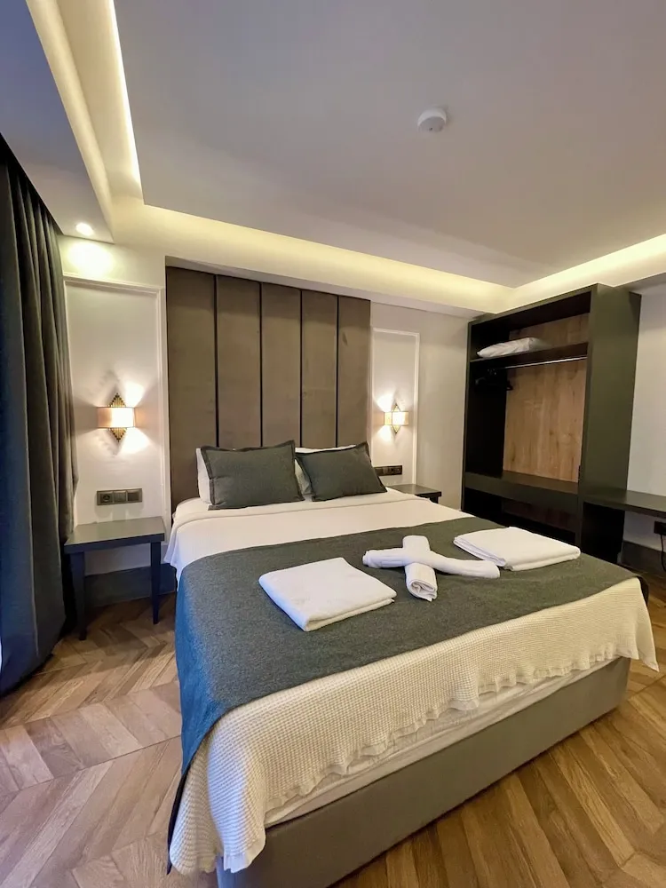 103 Kara manzarali Standart oda