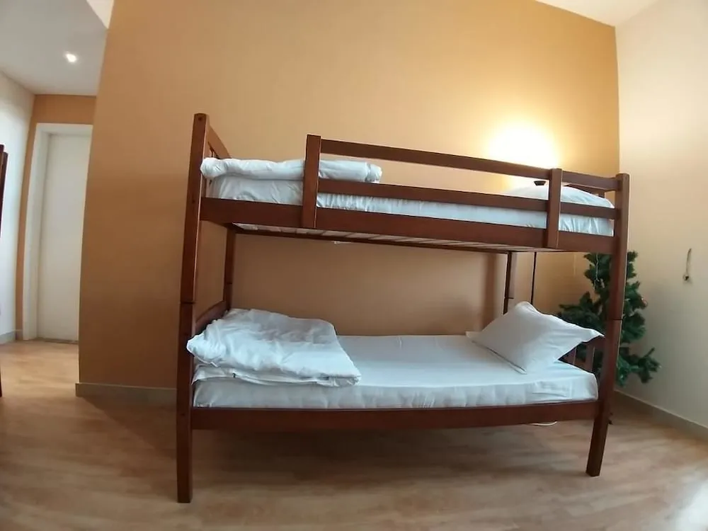 Basic Ortak Ranzalı Oda, Sadece erkekler için, Sigara İçilebilir, Ortak Banyo