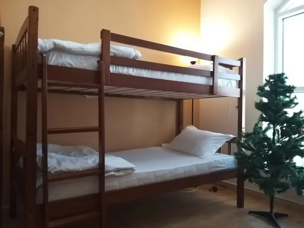 Basic Ortak Ranzalı Oda, Sadece erkekler için, Sigara İçilebilir, Ortak Banyo
