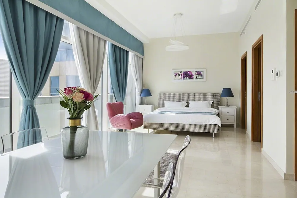 Bespoke Residences -Bay Square Studio Creek View