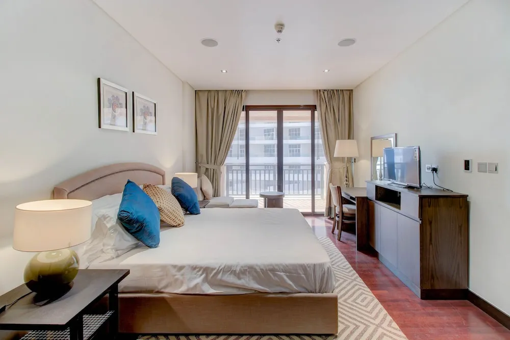 ONE BEDROOM (RAS506)