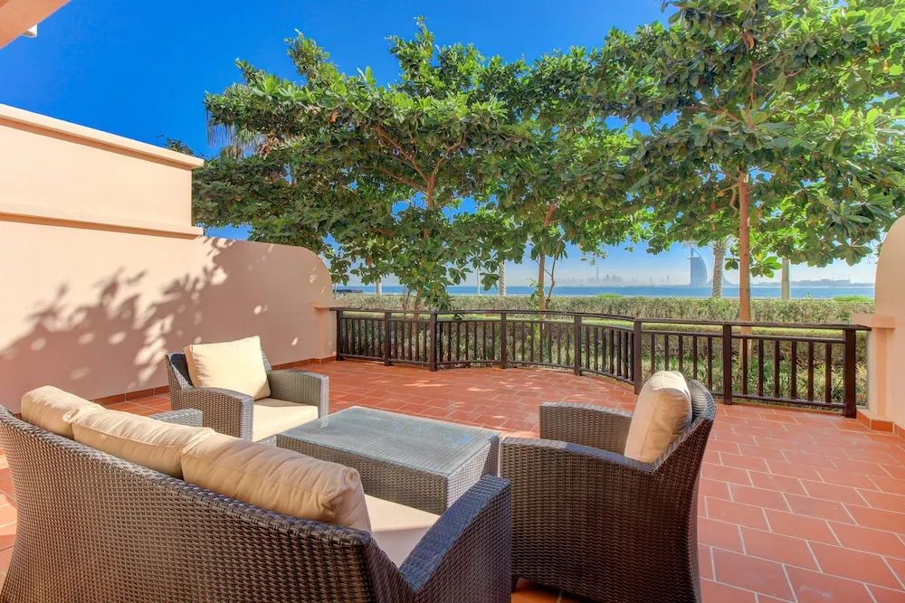ONE BEDROOM GROUND SEA (RANG 14)