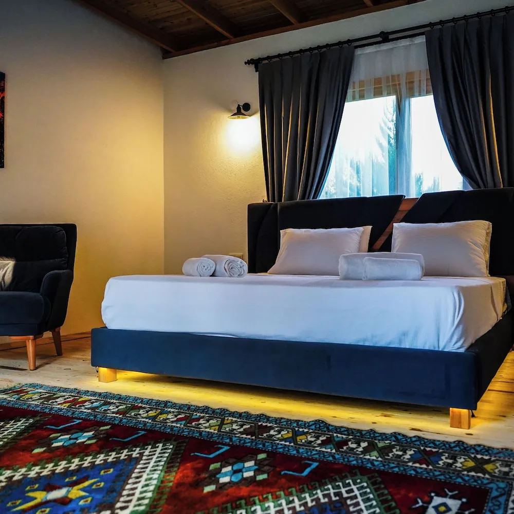 Deluxe Tek Büyük Yataklı Oda, Havuz Manzaralı