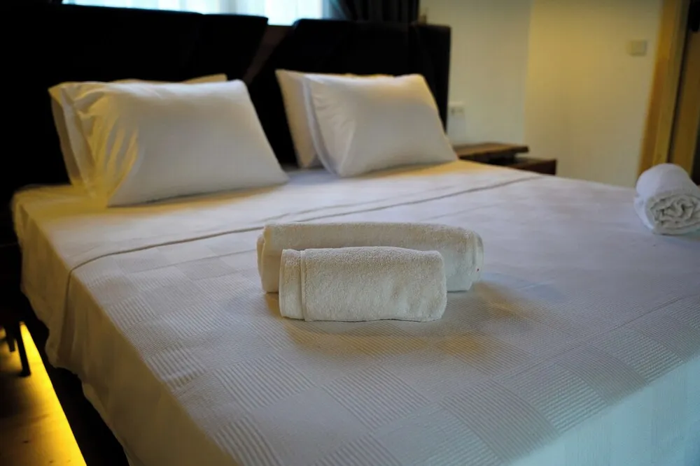 Deluxe Tek Büyük Yataklı Oda, Havuz Manzaralı