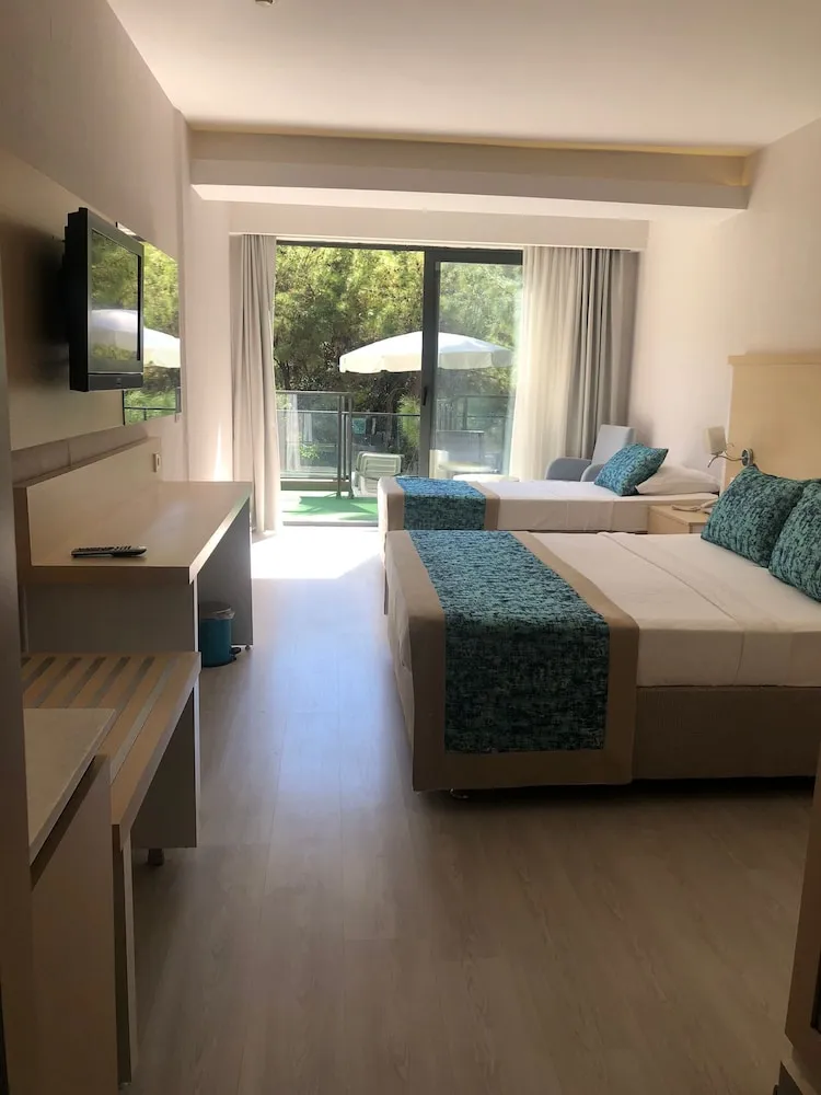 Standard Tek Büyük veya İki Ayrı Yataklı Oda, Balkon, Bahçe Manzaralı