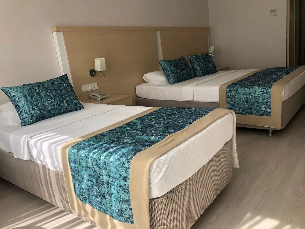 Standard Tek Büyük veya İki Ayrı Yataklı Oda, Balkon, Bahçe Manzaralı