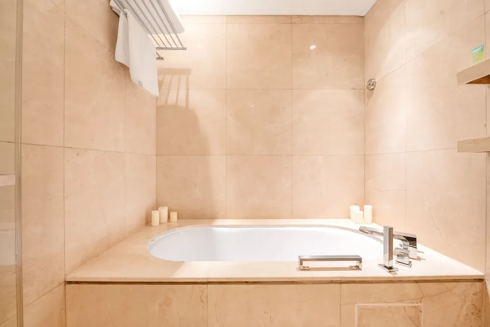 Deluxe 1BR Suite