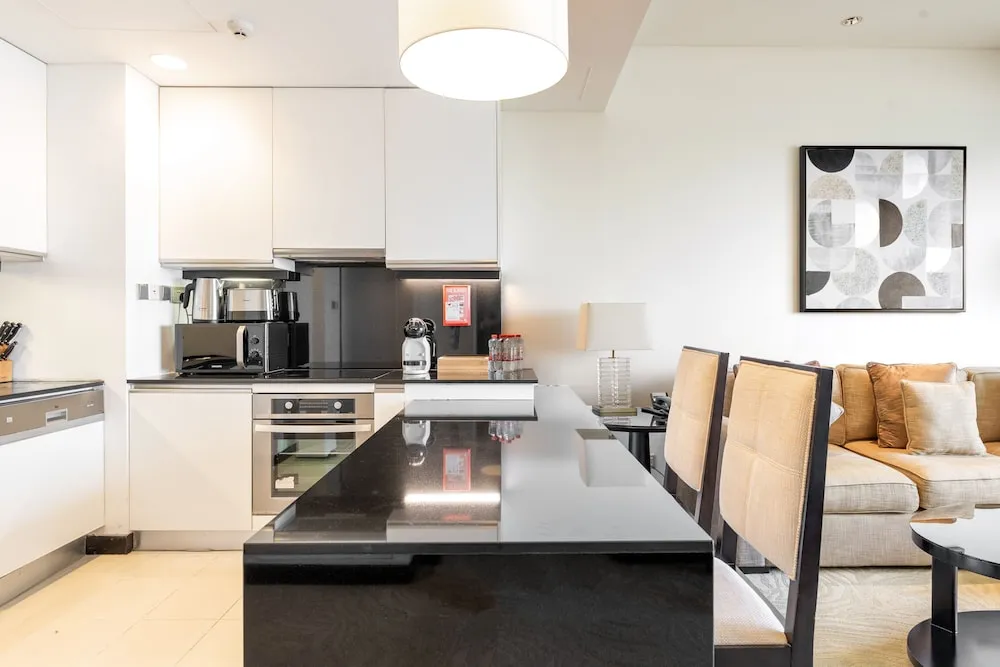Deluxe 1BR Suite