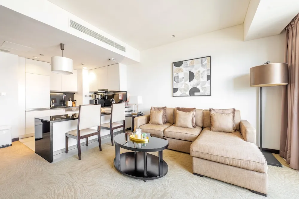 Deluxe 1BR Suite