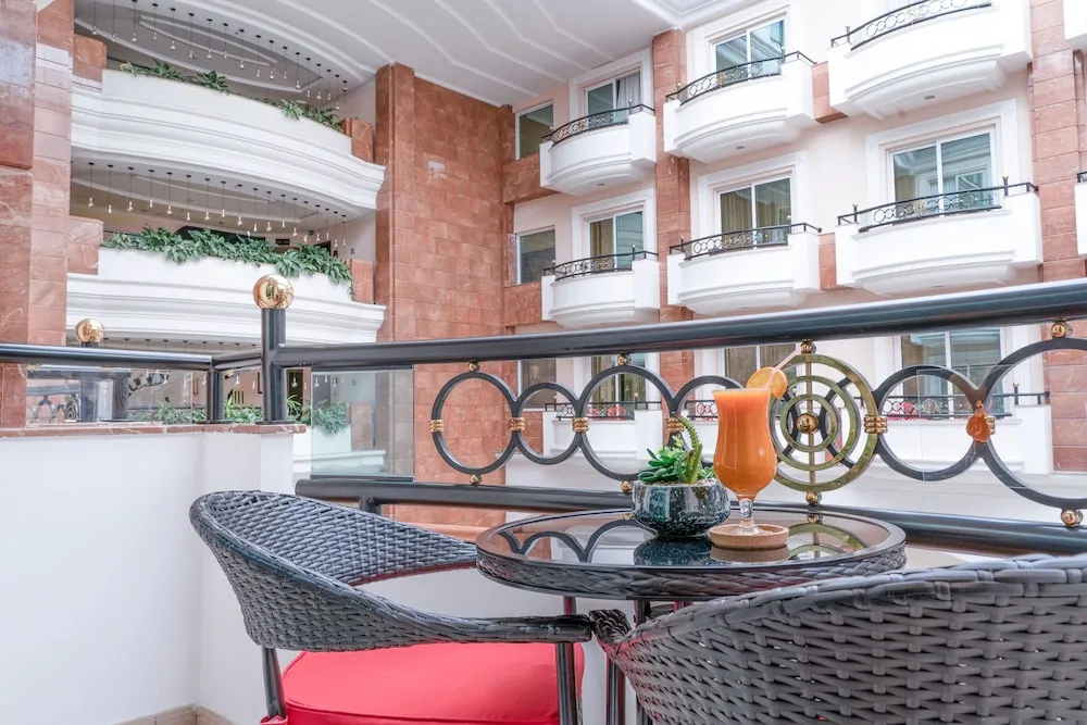 Deluxe King Atrium View