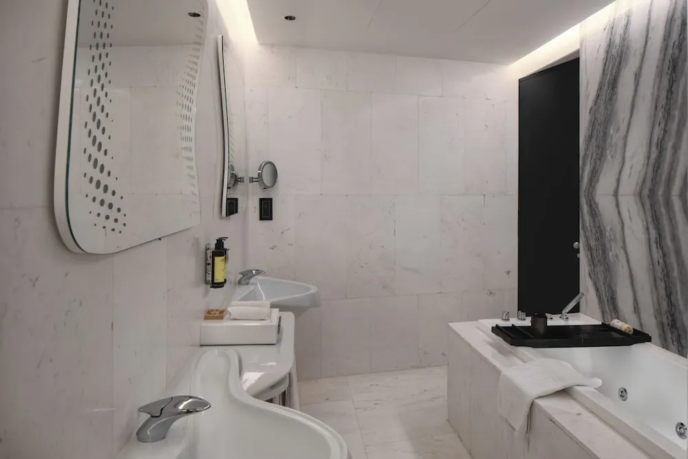 Beyond ME + Suite with Burj Khalifa View and Jacuzzi