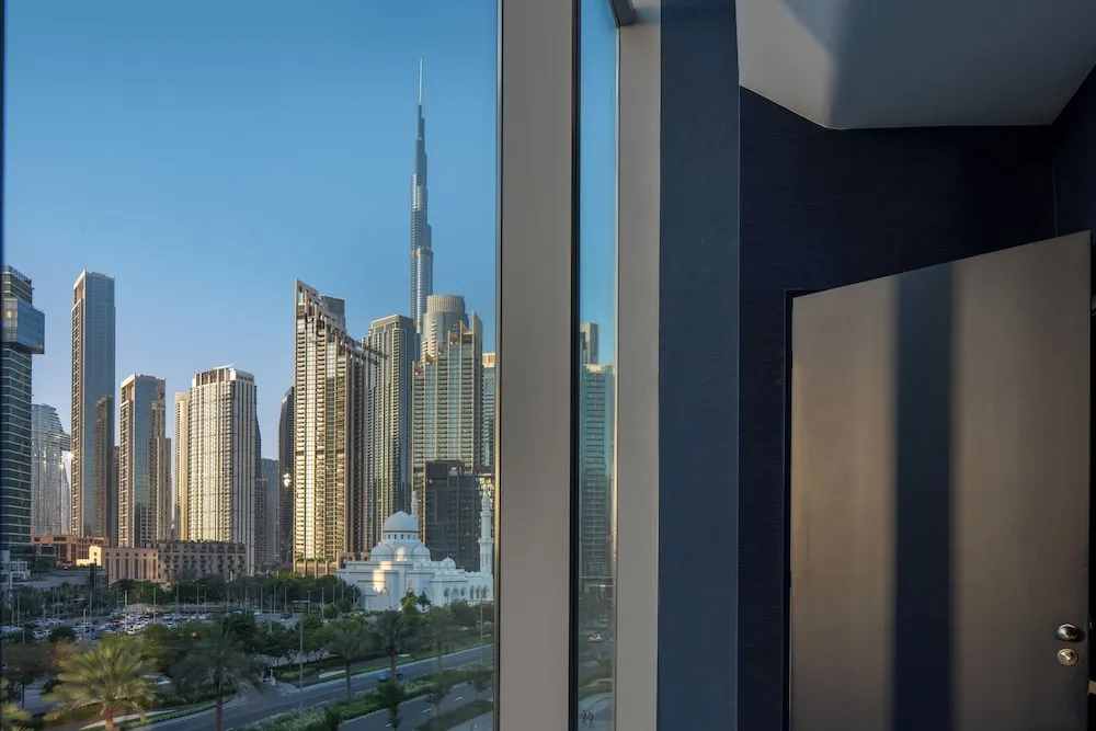 Beyond ME + Suite with Burj Khalifa View and Jacuzzi