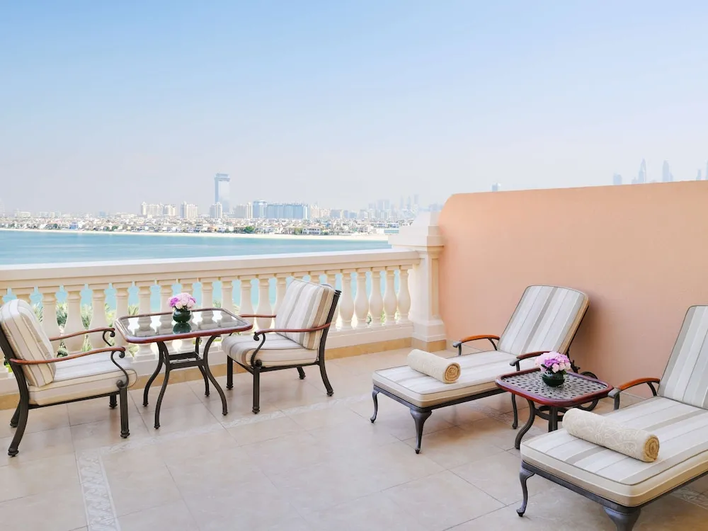 Raffles, Club İki Ayrı Yataklı Oda, 2 Tek Kişilik Yatak, Club Dinlenme Salonu Girişi