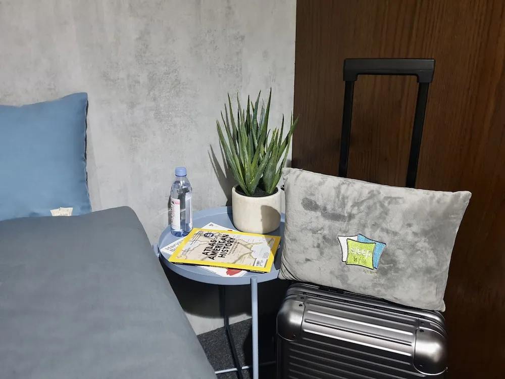 Single YAWN lite Cabin - 8 Hour Night Stay from 23:00-07:00 hrs (11pm-7am)