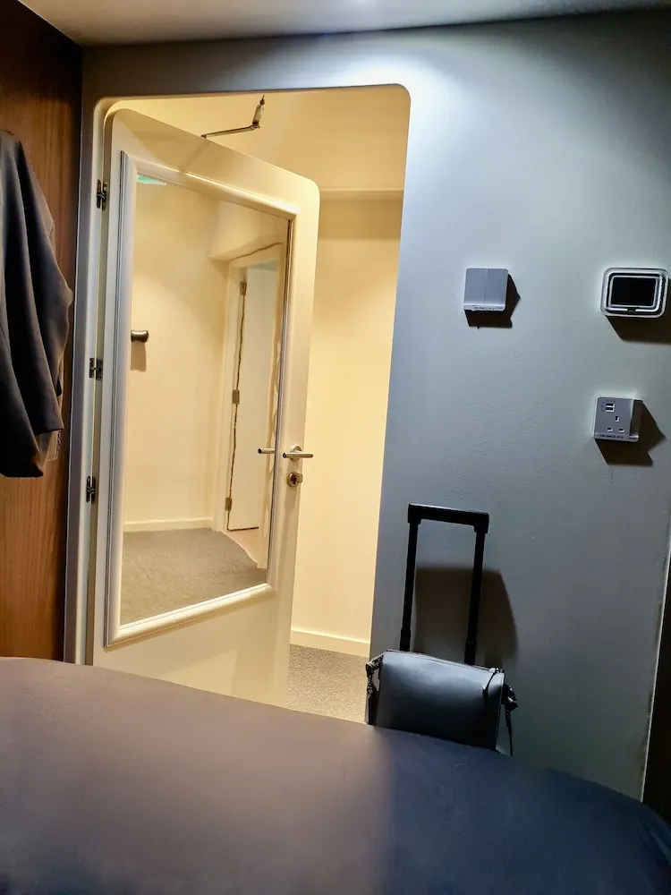 Double YAWN lite Cabin - 10 Hour Day Stay from 13:00-23:00 hrs (1pm-11pm)