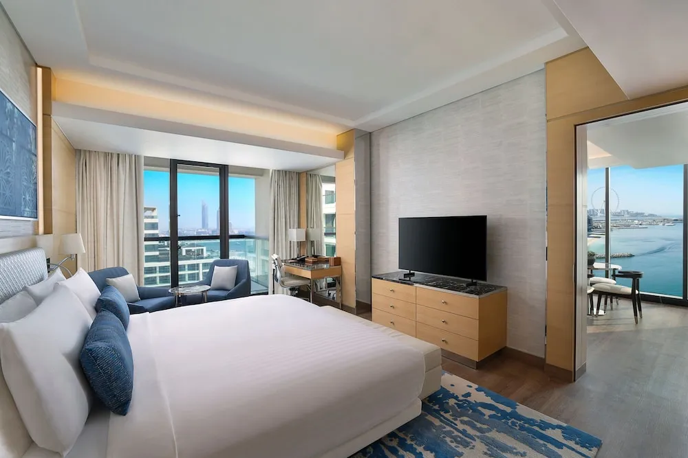 Palm Family Suite with Balcony and Sea View Club Lounge Evening Cocktail Hours, Private Balcony