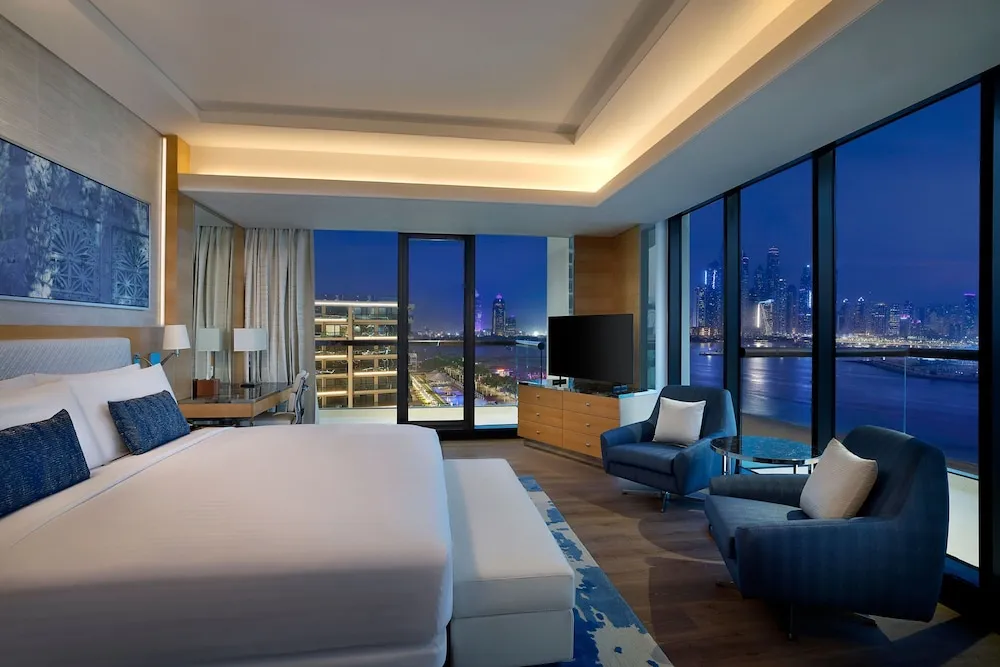 Palm Family Suite with Balcony and Sea View Club Lounge Evening Cocktail Hours, Private Balcony
