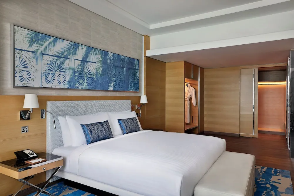 Executive King Suite with Sea View Club Lounge Evening Cocktail Hours, Private Balcony