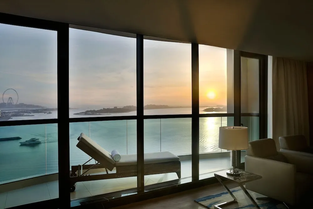 Executive King Suite with Sea View Club Lounge Evening Cocktail Hours, Private Balcony