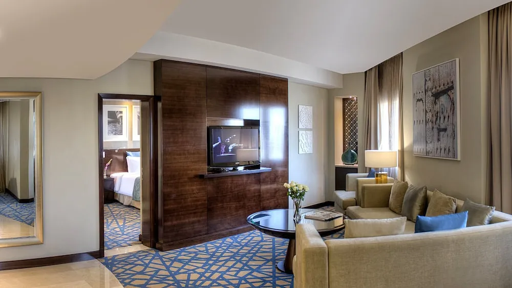 Süit, 1 Yatak Odası, engellilere uygun küvet, Club Dinlenme Salonu Girişi (Business Lounge Access)