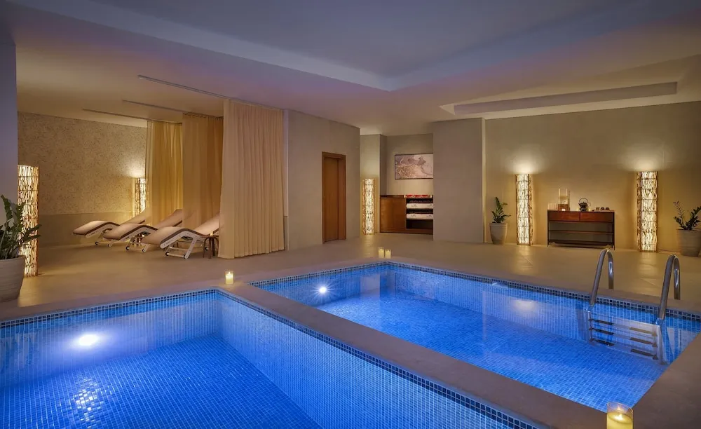 Kapalı spa küveti