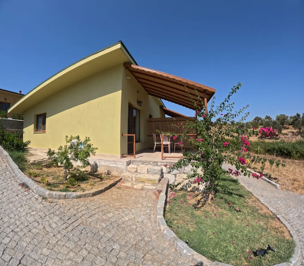 Konaklama yerinin ön cephesi