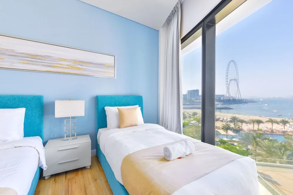 Deluxe 3BR Apartment and maids room - Sea View