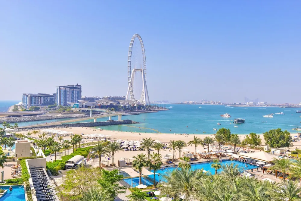 Deluxe 3BR Apartment and maids room - Sea View