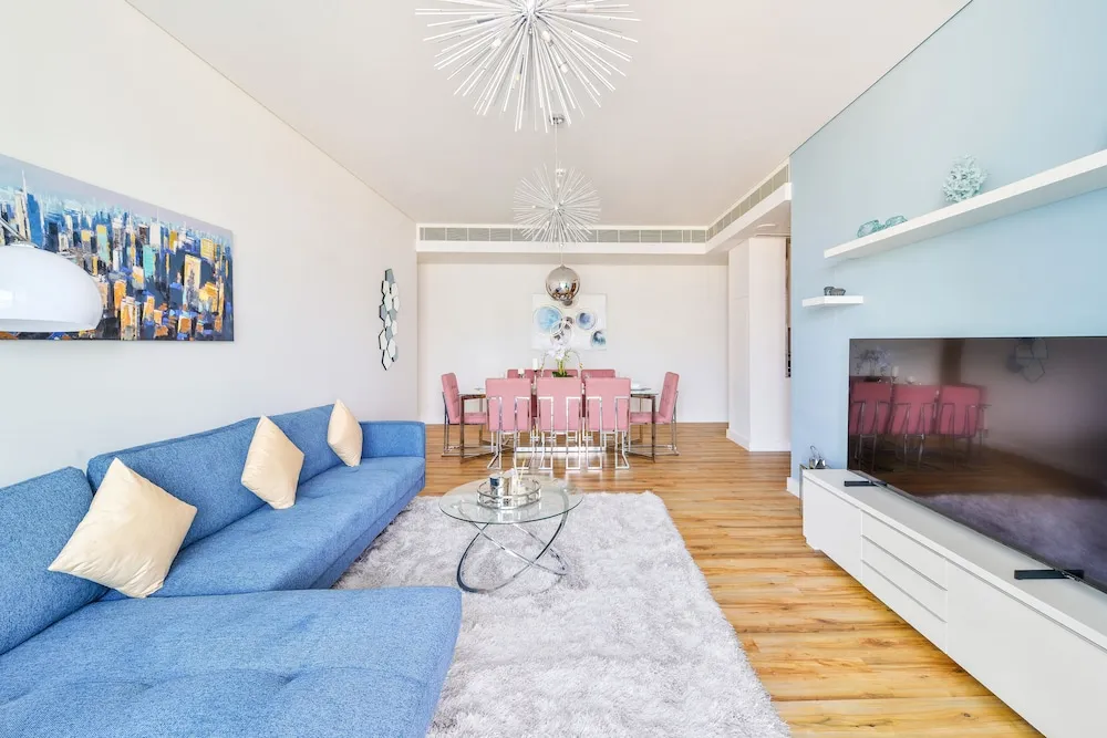 Deluxe 3BR Apartment and maids room - Sea View