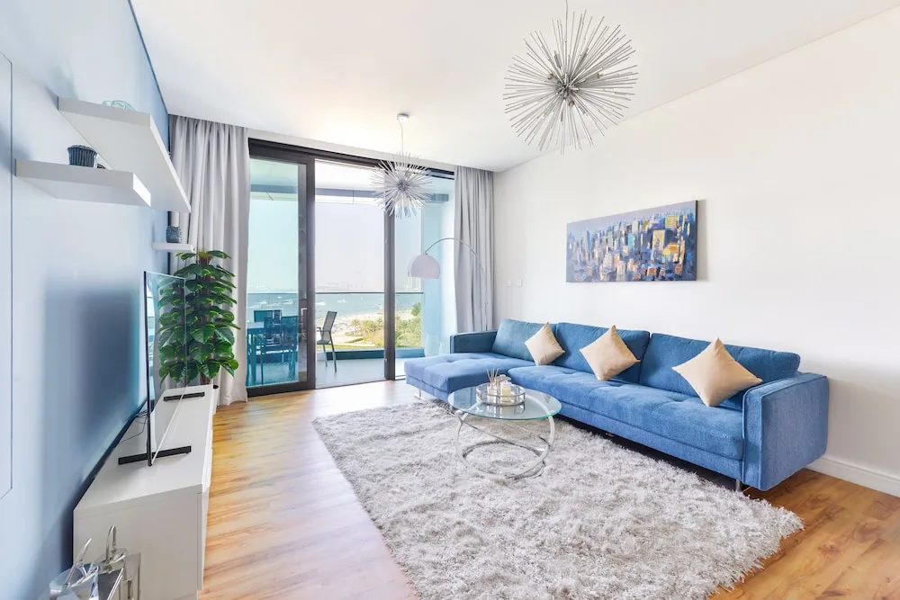 Deluxe 3BR Apartment and maids room - Sea View