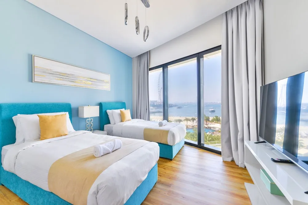 Deluxe 3BR Apartment and maids room - Sea View