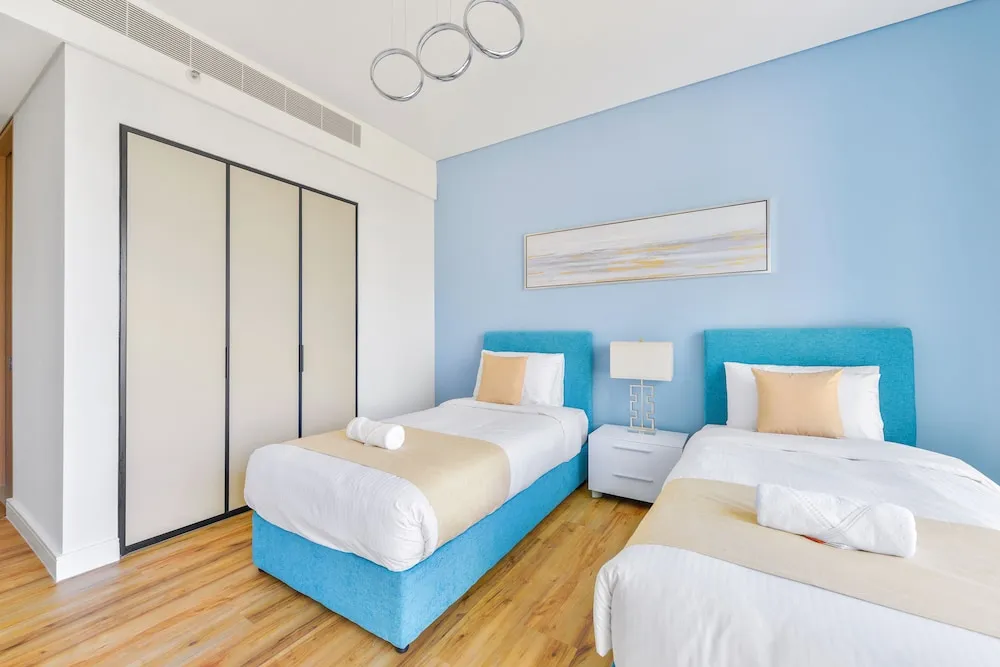 Deluxe 3BR Apartment and maids room - Sea View